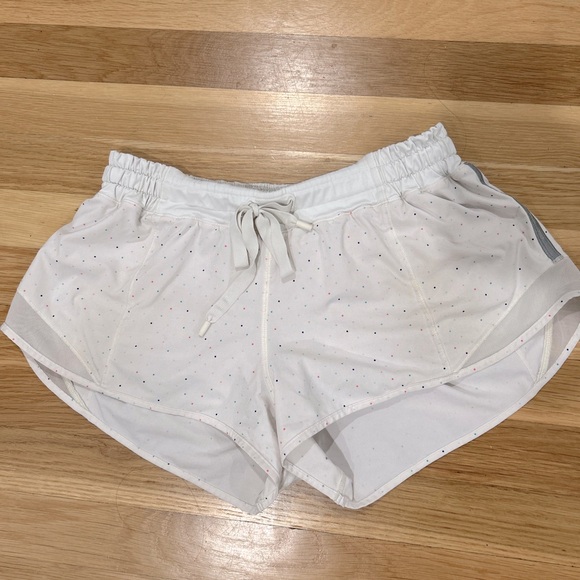 lululemon athletica Pants - Lululemon 2.5” Hotty Hot Shorts